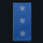 Judiska stjärnor på Blå bakgrunden Trasa Napkins Tygservett<br><div class="desc">Judaica för Shabbat eller Helgdag. Napkins i trasa är elegant och skött. De kan tvättas och återanvändas så att de inte ökar de avfallsdeponier eller förbränningsproblem som för närvarande plågar vår miljö. Dessa är en djup blått rik med fält av blommigt mogen david (judiska stjärnor), som i ett hörn har...</div>