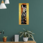 Judith II (Salome) av Gustav Klimt Poster<br><div class="desc">Judith II (Salome),  Judith och Holofernes (1909). Olja på arbetsyta,  178 × 46 cm (70 × 18, 1 tum). Ca'Pesaro,  Venedig,  Italien. Detta är en trogen fotografisk återgivning av ett konstverk som tillhör den offentliga sektorn.</div>