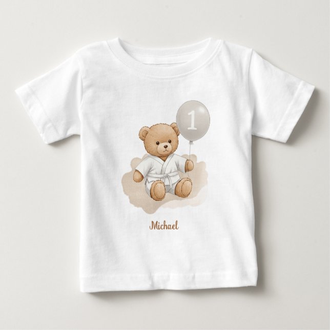 Judo Bear’s First Belt" – 1st Birthday White Belt T Shirt (Framsida)