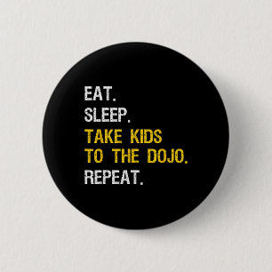 Judo Pappa tar barn till Dojo Funny Karate Mamma Knapp