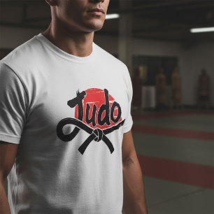 Judo-penselskrift och svart bälte – Uppgående sol T Shirt