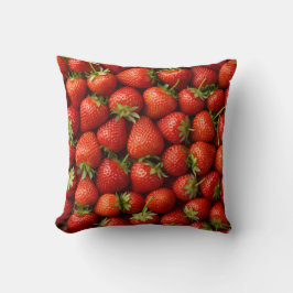 Juicy Red Strawberry Patch Kudde