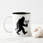 Juish Bigfoot Hanukkah Chanukah Humor Superskoj Två-Tonad Mugg<br><div class="desc">Jewish Bigfoot Hanukkah Chanukah Humor Superskoj Menorah Dreidel</div>