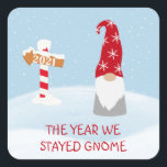 Jul 2020 Det år då Gnome stogs Fyrkantigt Klistermärke<br><div class="desc">Den här designen skapades genom digital grafik. Det kan vara personlig Kontakta mig på colorflowcreations@gmail.com om du vill ha den här designen på en annan produkt. Köp min ursprungliga abstrakt-akrylmålning för försäljning på www.etsy.com/shop/colorflowart. Se fler av mina skapelser eller följ mig på www.facebook.com/colorflowcreations,  www.instagram.com/colorflowcreations,  www.twitter.com/colorflowart och www.pinterest.com/colorflowcreations.</div>