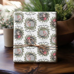 Jul 2 Foto - Kalligrafi Whimsical Grenar Presentpapper<br><div class="desc">Om du skördar fotot till en kvadrat innan du laddar upp det blir det enkelt att redigera designen. I det pappra ingår ett unikt och trendig God jul hälsning med en stark och glatt mönster i gräs gren på baksidan. Den här designen har en informell, glatt syn på den med...</div>