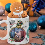 Jul 3-fotokollage Unik Family Keepsak Kaffemugg<br><div class="desc">Behandla dem till God jul med anpassningsbar julprydnad, 3-fotokollage mugg. Lägg dina favoritfoton i de här tre söta och färgstarka julfotona mugg. Dina foton kommer att vara upphängda i tre färgstarka faux-glasbubblor, med nyfikna små fåglar och en söt, nosisk bunny. Det här är en underbar keepy-gåva till föräldrar, mor- och...</div>