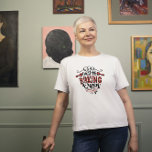 Jul Baking Queen Retro Typography T Shirt<br><div class="desc">Julgrädddrottning,  retrotypografi med baksymboler med rött och svart tartanaccent.</div>