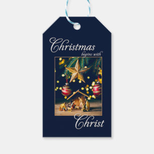 Jul Begins WIth Kristus Natiativitet Presentetikett
