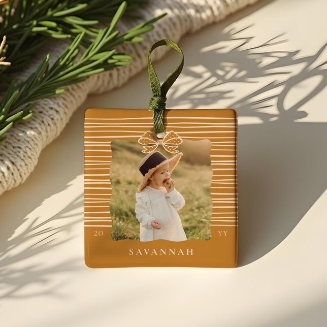 Jul Bow Modern Rand Vågigt Photo Keepsak Julgransprydnad Keramik (Christmas Bow Modern Stripes Wavy Photo Keepsake Ceramic Ornament)