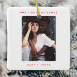 Jul Bright Red | Merry and Married Photo Julgransprydnad Keramik<br><div class="desc">Jul Bright Vibrant Eyecatching Red | Ät och gift fotokeramisk prydnadsföremål</div>