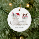Jul Cats Santa Antlers Julgransprydnad Keramik<br><div class="desc">Kute julprydnadsföremål med egna namn med illustration av två siamesiska katter med en tomathatt och kantler. Perfekt för två kattägare.</div>