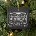 Jul Christian Chalkboard Bible Scripture Julgransprydnad Keramik<br><div class="desc">Bibelvern dekoration, Unik svart tavla och vit kriteffekt och en inspirerande julbibelpassning. Julbible Verse-objekt med passagesskript från Isaiah 9:6... till oss får en son: och hans namn ska kallas Wonderful, Counselor, MIGHTY GOD, The evilong Far, The Prince of Peace. ~Isaiah 9:6 Mörk grått och svart krita med vit textgrafik gör...</div>