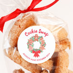 Jul Cookie Swap Runt Klistermärke<br><div class="desc">De här Cookie Swap-klistermärkena är dekorerade med en vattenfärgsfeberkrans av kakor och grönsak. Enkelt anpassade. Ursprunglig vattenfärg © Michele Davies.</div>