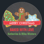 Jul Cookies på Chalkboard Runt Klistermärke<br><div class="desc">© 2015 Socialite Design. Försegla dina bakade helgdag med den här söta och anpassade God jul-texten och julfärsdesignen. Kakorna innehåller en pepparkaksgubbe,  en Julgran och en snöflinga på en kalkbrädesbakgrund.</div>