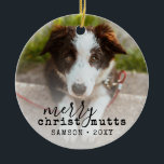 Jul Cute Funny Pet Hund Photo Ceramic Ornamen Julgransprydnad Keramik<br><div class="desc">Anpassningsbar Tryckt Pet Hund Photo Round jul Ornament med ett foto av hund eller valp,  namn och år,  med lustigt och sött "Merry JesusMUTTS" och år på ett festligt och sött typografiskt överlägg.</div>