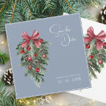 Jul Dusty Blue Winter Festive Bröllop Spara Datumet<br><div class="desc">Julblått vinterkort - Elegant Foliage i Rustic Evergreen Hues. Bygg upp årstidens förtjusning med vårt moderna dammiga blåa julkort bröllop spara-till-datum-kort, i rik och festlig färg av rött och grönt. Den här eleganten har spara-till-datum-kort med ömtåliga bladaccenter och röda bär som framkallar skönheten hos vintergröna karm. Med en perfekt som...</div>