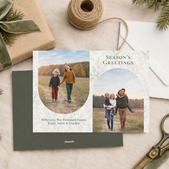 Jul Elegant Grön Båge Fotocollage  Julkort (Elegant green Christmas card featuring two family photos and a modern arch design.)
