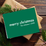 Jul - enkel | Grönt Modern Minimal Snyggt Helgkort<br><div class="desc">Ett kort för hälsning i snyggt "god jul" med modern typografi i vitt på rikens grönt i en minimalistisk "skandi"-skandal i stil. Kortet kan vara lätt att personlig med din egen Julhälsningar, familjen namn och året för att skapa ett riktigt beställt julklapp för helgdag under festsäsongen! Det inre budskapet "Önskar...</div>
