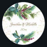 Jul Evergreen Red Berry Winter Wedding Runt Klistermärke<br><div class="desc">Elegantens juldekaler i Bröllop skildrar den enkla vattenfärgen evergreen grenar,  som är adorberad med grova löv,  röda bär och guld stänk. Brans val inför vinter- och julafton bröllop.-</div>