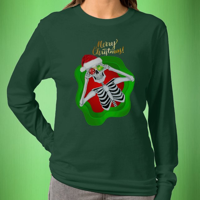 Jul-Fåniget Skeleton Santa Hat Spatter-form T Shirt (Fun Skeleton in Santa Hat in splatter shape with Gold Merry Christmas text on green womans shirt.)