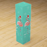 Jul Flamingo-presentlåda för vin Presentask För Vinflaska<br><div class="desc">Snyggtens utformning med en reflekterande beröring med en fektiv rosa flamingos med röda tomhattar,  stjärnor och handflatan träd dekorerad med bubblor som ställs mot en akvatisk bakgrund. Ett anpassade som du kan anpassa med egen text,  bilder och egna idéer. En originalbild för digital konst som skapas av Quirky-Chicen.</div>