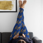 Jul för Cute Blue & Guld Joy Typography Leggings<br><div class="desc">Gå ut i glädje med dessa söta blåa och guld-julklappar som innehåller ord "glädje" i faux guld-folie i manustypografi på svart bakgrund. Du kan enkelt anpassa bakgrunden färg efter dina önskemål. Underbar för att träna på gymmet, arbeta ut, yoga, gå hund eller bara loungewear runt huset. Underbar mode påstående för...</div>