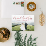 Jul-foto för gift och merry-penselskript julkort<br><div class="desc">Det här helgdag för snyggt och elegant innehåller ditt favoritfoto parat med elegant överst med toning i vitt för att markera texten. Baksidan har en sömlös 2 fotokollage med plats för din egen anteckning om personligen. Alla typsnitt och färg är fullständigt anpassade.</div>