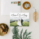 Jul-foto för gift och merry-penselskript julkort<br><div class="desc">Det här helgdag för snyggt och elegant innehåller ditt favoritfoto parat med elegant överst med toning i vitt för att markera texten. Baksidan har en sömlös 2 fotokollage med plats för din egen anteckning om personligen. Alla typsnitt och färg är fullständigt anpassade.</div>