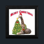 Jul Giraffe Minnesask<br><div class="desc">God jul Giraffe med sin jultomt och dekorerade Julgran - han placerar stjärnan ovanpå träd</div>