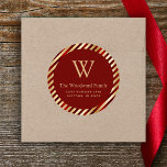 Jul Glam Rand Red Guld Adress Runt Klistermärke<br><div class="desc">Den här returadressen av elegant har en burgundröd cirkel på bakgrunden mönster av burgundy och guld faux foil och glitter diagonalt rand. Anpassa designen med ditt inledande mongram och namn i guld serif-teckensnitt,  med adress nedan i sans serif.</div>