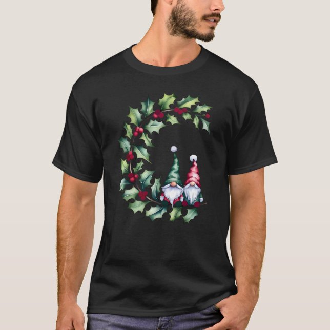 Jul Gnomes on Holly Berry Twig T-shirt (Framsida)
