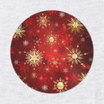 Jul Golden Snöflingor på Röda bakgrunden Klistermärke<br><div class="desc">Röd julbakgrund med guld och vitt smycke snöflingor. Golden snöflingor.</div>