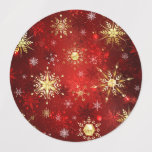 Jul Golden Snöflingor på Röda bakgrunden Klistermärke<br><div class="desc">Röd julbakgrund med guld och vitt smycke snöflingor. Golden snöflingor.</div>