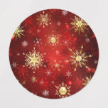 Jul Golden Snöflingor på Röda bakgrunden Klistermärke<br><div class="desc">Röd julbakgrund med guld och vitt smycke snöflingor. Golden snöflingor.</div>