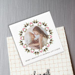 Jul Greenery Holly Berries Foliage Utandning Magnet<br><div class="desc">Den här designen har en röd julbild och en grönt fotavtryck med elegant gienery foliage holly,  en enkel minimal helgdag,  med pinekonerna gräs cones botanical lövs,  snyggt trendig festive helgdag löv,  en cirkel runt foto bild-mall,  ett kreativ unikt förenklat elegans,  modern klassisk stil-design,  julmagnetkylare,  julbild helgdag fotogåva</div>