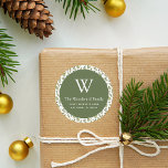 Jul Greenery Mönster Adress Runt Klistermärke<br><div class="desc">Den här festliga julklistermärket har en oliv grönt returadress på en vattenfärg mönster i vintergrönt,  inklusive vintergrönt gräs träd och havregrör med rött bär,  på vit bakgrund. Anpassa designen med ditt inledande mongram och namn i vitt serif-teckensnitt,  med adress nedan i sans serif.</div>