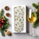 Jul Guld Snöflingor Presentask För Vinflaska<br><div class="desc">Tittar du för en söt vin-låda? Den här har en vit bakgrund med guld snöflingor och är perfekt för dessa svårslagna gåvor! Den är prisvärd och sparar tid.</div>