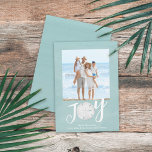 Jul Helgdag Joy Photo Simple Trendig Beach Julkort<br><div class="desc">Den här designen har julens moderna helgdag: ett enkelt,  modernt,  nautiska,  tropiskt semesterfoto från stranden,  en bild 1-turkos och ett dollarkusttropiskt hav,  havslivsköldpaddsteal,  trendigets snyggt,  unik typografiktext,  typsnitt för nykterigrafi,  modernt helgdag-öminimalistiskt,  julfotkort för helgdag,  enkelt noelcitat hälsning.</div>