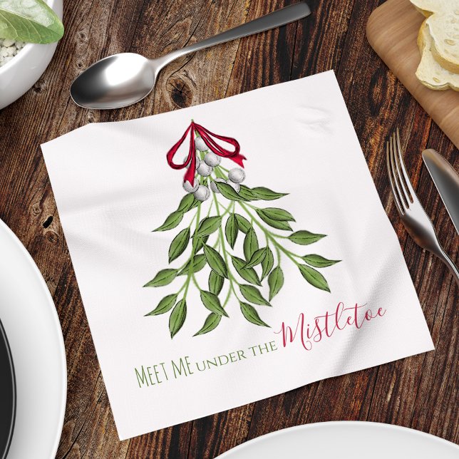 Jul Helgdag Merry Mistletoe Cute Whimsical Pappersservett (Christmas merry mistletoe "meet me under the mistletoe" cocktail napkin.)