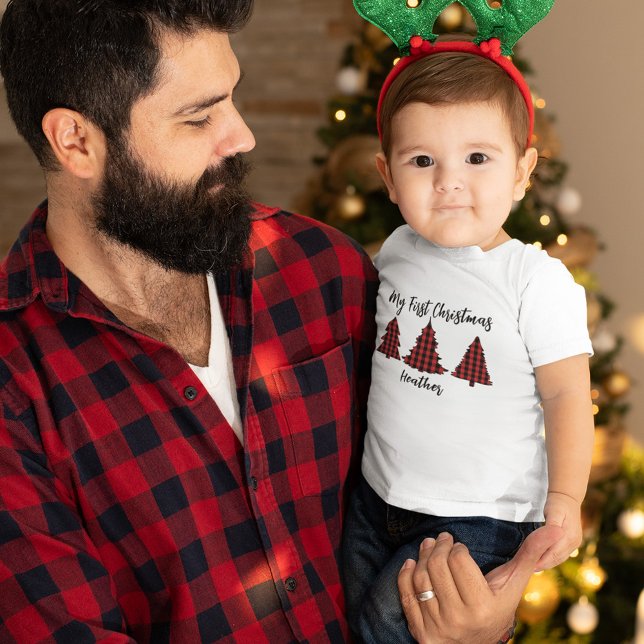 Jul Helgdag min första Buffalo-kontroll T Shirt (My first Christmas custom baby t-shirt with Buffalo check Christmas trees. )