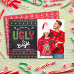 Jul Helgdag Photo Ugly Sweater Chalkboard Julkort<br><div class="desc">"Må alla dina svettare vara fula och klara." Fira helgdagarna i "stil" med dina fulaste, stiliga julsvatare! På den lämnat sidan, söt, vismisk träd, renar, prydnadsföremål och lekfull "sweater"-typografi i rött, grönt och akvblått, täcker över en kritbakgrund. Anpassningsbarnas foto finns på högerna. En vit mässa mönster i träd, renar och...</div>