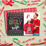 Jul Helgdag Photo Ugly Sweater Chalkboard Julkort<br><div class="desc">"Må alla dina svettare vara fula och klara." Fira helgdagarna i "stil" med dina fulaste, stiliga julsvatare! På den lämnat sidan, söt, vismisk träd, renar, prydnadsföremål och lekfull "sweater"-typografi i rött, grönt och akvblått, täcker över en kritbakgrund. Anpassningsbarnas foto finns på högerna. En vit mässa mönster i träd, renar och...</div>