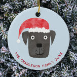 Jul Hund-familjens Namn-datum Julgransprydnad Keramik<br><div class="desc">Den söta svarta hund i en röd jultomtehatt. Ändra familjens namn,  datum och text så att de anpassas. Originalkonst av Nic Squirrell.</div>