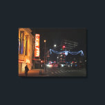 Jul i Brooklyn New York-foto Canvastryck<br><div class="desc">Ett originalfoto av färg på helgdag på Fulton Street i Brooklyn,  NYC. Många andra fotografier och illustrationer från New York City finns också tillgängliga från denna butik. Förstår du inte exakt vad du är tittar för? Kontakta Rebecca för att få en produkt anpassad för dig!</div>