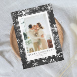 Jul i Chalkboard Snowflake Photo Ram Julkort<br><div class="desc">Hämta magin i julhelgen med vårt chalkboard Snowflake Photo Card, en perfekt blandning av festcharm och personlig beröring. Det här snygga julkortet har en liten snöflingdesign som är perfekt för att visa dina favoritminnen i helgdag. Med sin bakgrund i kretskortet inbjudningarna du att lägga till ett personlig-meddelande eller festliga dockor,...</div>