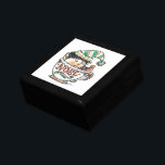 Jul i Cute Tecknad Elf Sleeping in a Tea Kopp Minnesask<br><div class="desc">Vintage illustration tecknad julklapp med helgdag i ett stort te kopp. Den här söta lilla pojken själv bär en strimlad hatt med en fuzzball på slutet och tjusiga skor. Ord Noel skrev på sidan.</div>