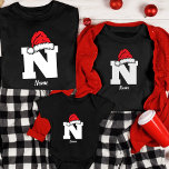 Jul i familjen med monogrammet anpassar sig efter  t shirt<br><div class="desc">Sprid din familjs stil med vår monogrammade familjejul med Namn T-Shirt. De här skjortorna är mer än bara festliga attityder. De är en symbol för din familjs unika identitet och enighet under julhelgen. Anpassa varje skjorta med familjemedlemmarnas namn och ett distinkt monogram, skapa en personlig som är lika speciell som...</div>