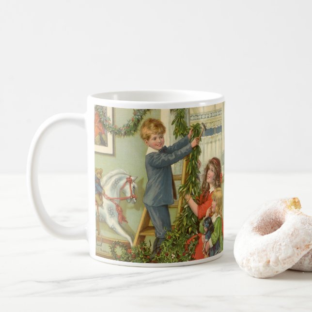 Jul i gammaldags stil, viktorianska barn dekorerar kaffemugg (Med munk)