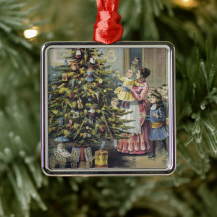 Jul i gammaldagsstil, viktoriansk familj runt julg julgransprydnad metall