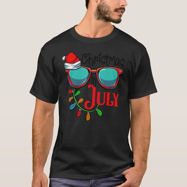 Jul i juli: Hat Sunglasses Somme Cele T Shirt (Framsida)